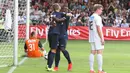 Serge Aurier merayakan golnya ke gawang Wiener SK yang dikawal Moser Daniel. (Bola.com/Reza Khomaini)