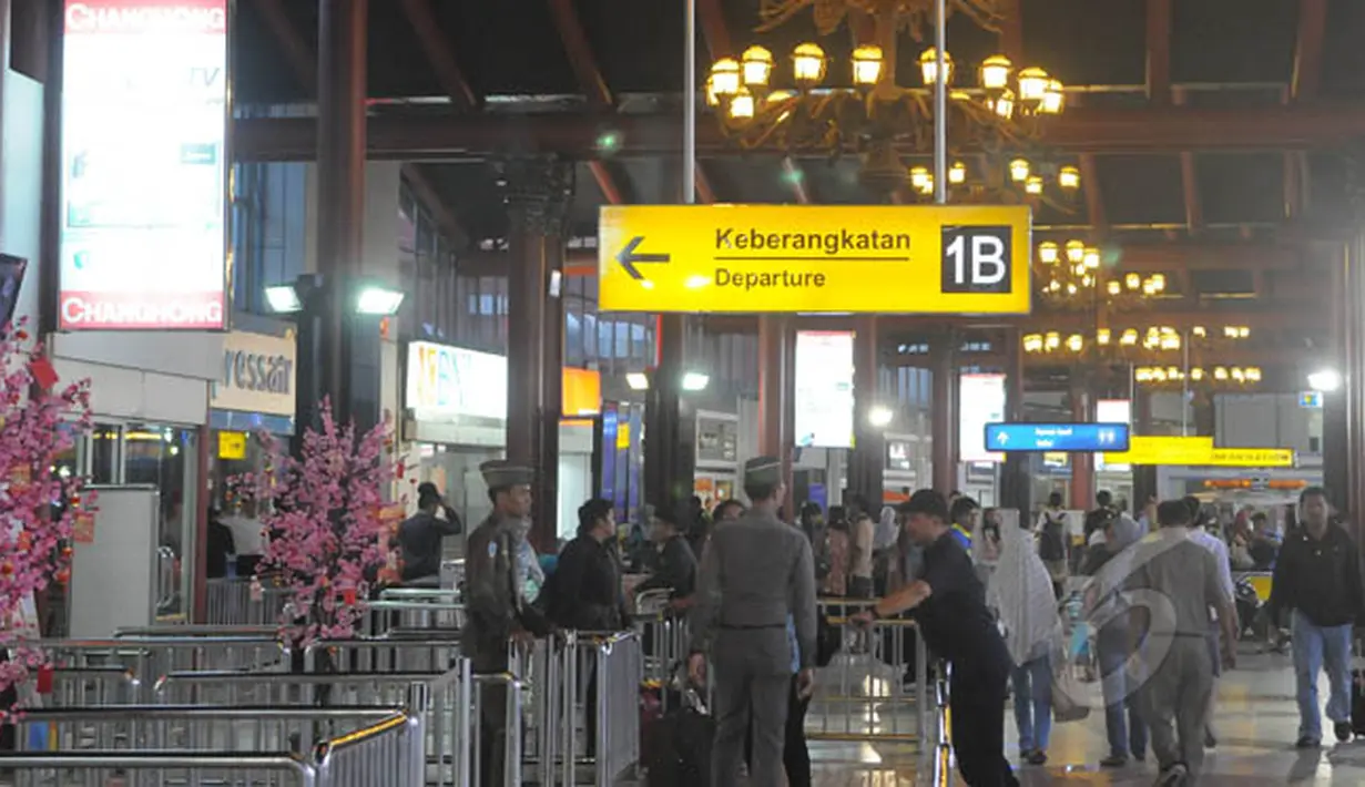 Suasana Terminal keberangkatan 1B di Bandara Soekarno-Hatta, Tangerang, Selasa (17/2). Mulai 1 Maret mendatang, PT Angkasa Angkasa Pura II akan menghapus loket penjualan tiket pesawat di bandara yang dikelolanya. (Liputan6.com/Herman Zakharia)