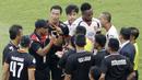 Pelatih Mitra Kukar, Rahmad Darmawan, melakukan protes kepada wasit saat melawan Persija Jakata pada laga Liga 1 di SUGBK, Jakarta, Minggu (09/12). Persija Jakarta menang 2-1 atas Mitra Kukar. (Bola.com/M Iqbal Ichsan)