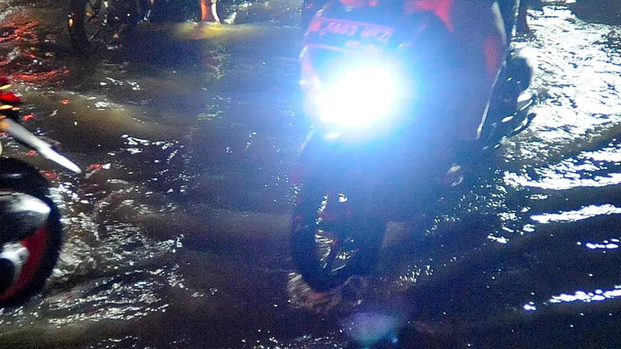 FOTO: Drainade Buruk, Lalu Lintas Jalan Utama Pamulang - Pondok Cabe Tersendat Karena Banjir