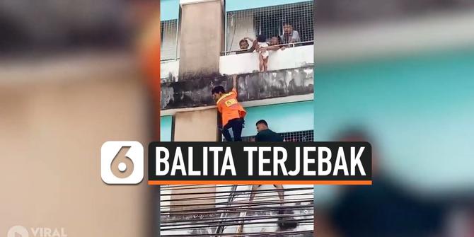 VIDEO: Penyelamatan Balita yang Terjebak di Balkon Lantai 4 Rumahnya