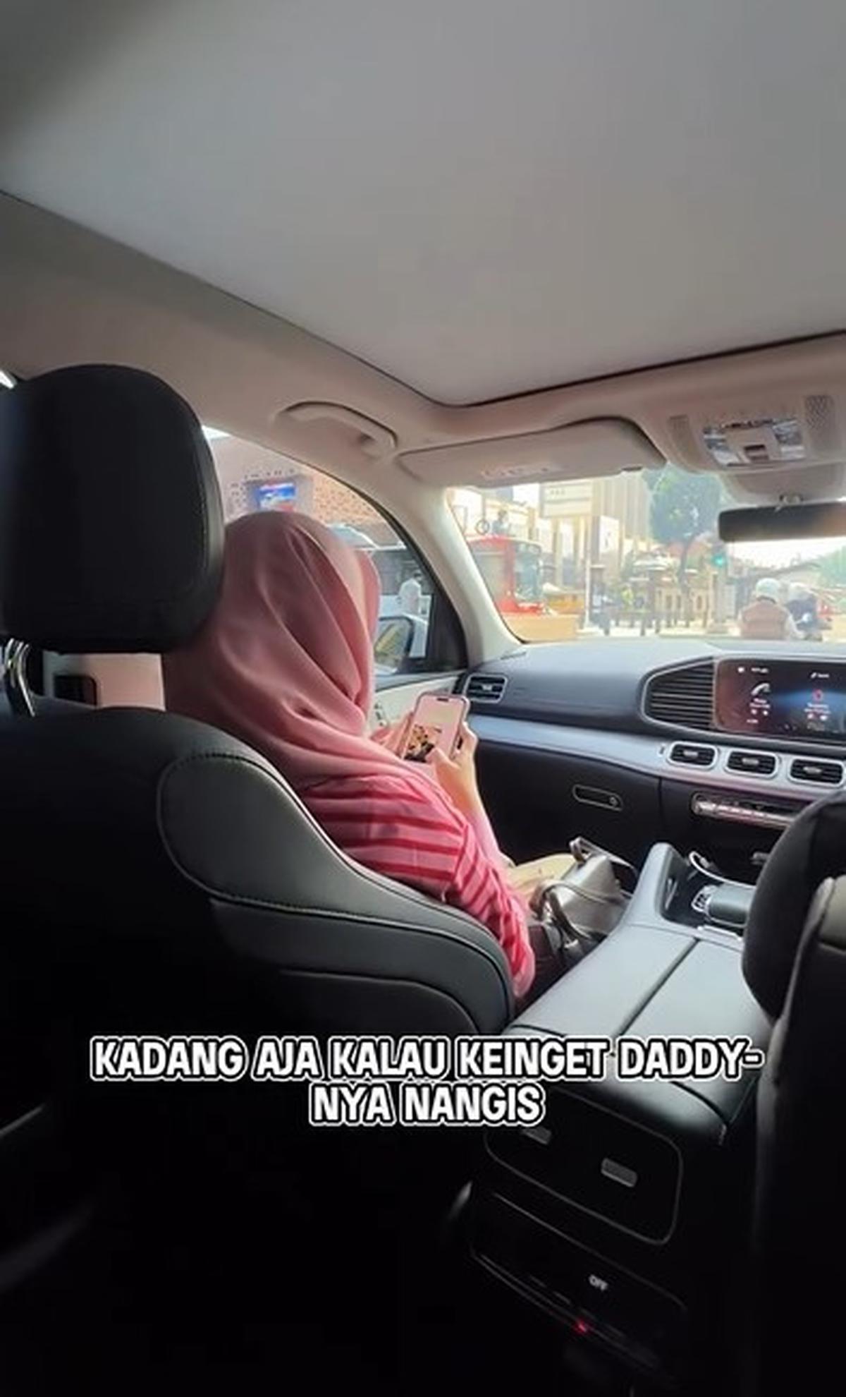 Potret Anak Chacha Frederica Nangis Diantar Sekolah Ayahnya yang Seorang Bupati, Wajah Tetap Disembunyikan