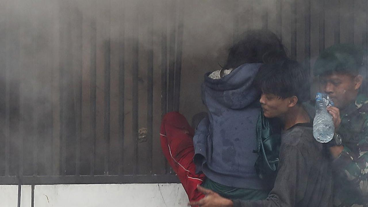 FOTO: Drama Penyelamatan Warga Saat Gedung Terbakar di Tengah Ricuh Kwitang