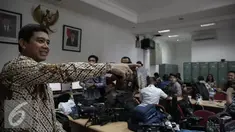 MenPANRB Yuddy Chrisnandi meninjau ruang press room wartawan di Istana kepresidenan, Jakarta, Jumat (13/5). Tinjauan tersebut dilakukan untuk melihat aktifitas para wartawan saat menunggu agenda kegiatan kepresidenan. (Liputan6.com/Faizal Fanani)