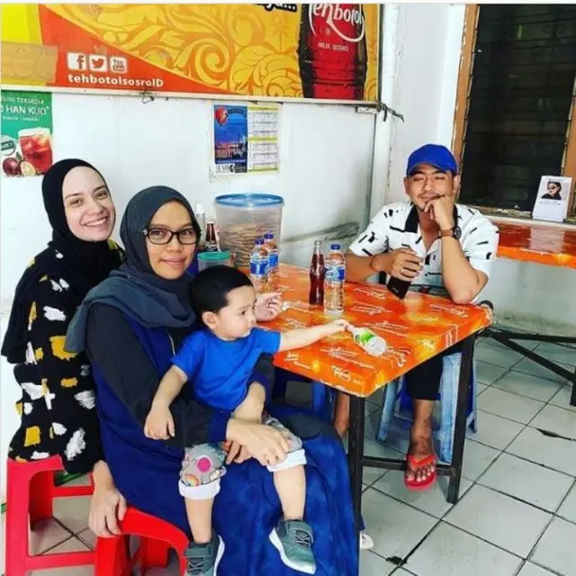 Namanya Sedang Melambung, Arya Saloka Santai Makan di Warung dan Pakai Sandal