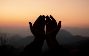 Ilustrasi doa, harapan, Islami. (Image on Freepik)