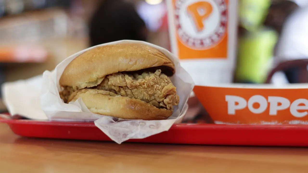Crispy chicken sandwich yang jadi incara. (Eric Gay/AP)