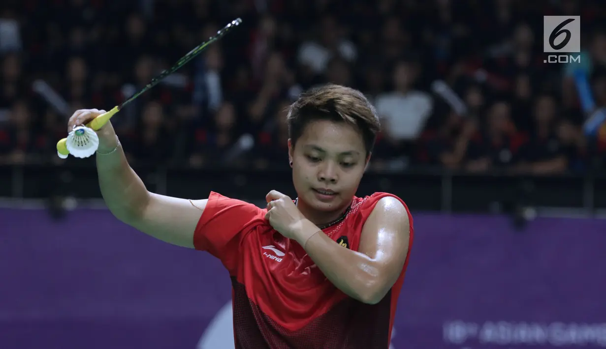 Ganda putri Indonesia, Apriyani Rahayu saat melawan pemain Jepang, Yuki Fukushima/Sayaka Hirota pada semifinal Bulutangkis Beregu Putri Asian Games 2018 di Jakarta, Selasa (21/8). (Liputan6.com/Helmi Fithriansyah)