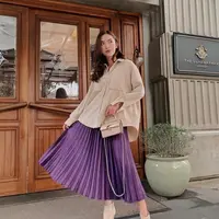 OOTD ala selebgram Dindra Nashriyah ini bisa kamu jadikan inspirasi. Padukan oversized shirt rok plisket  (Instagram/dindranashriyah).