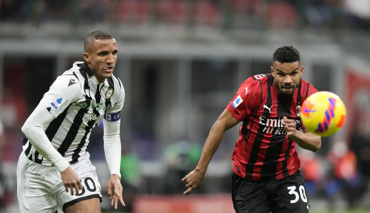 Penyerang AC Milan, Junior Messias (kanan) berebut bola dengan pemain Udinese, Rodrigo Becao pada pertandingan lanjutan Liga Serie A Italia di stadion San Siro di Milan, Italia, Sabtu (26/2/2022). Dengan hasil ini, AC Milan masih berada di puncak klasemen dengan 57  poin. (AP Photo/Luca Bruno)