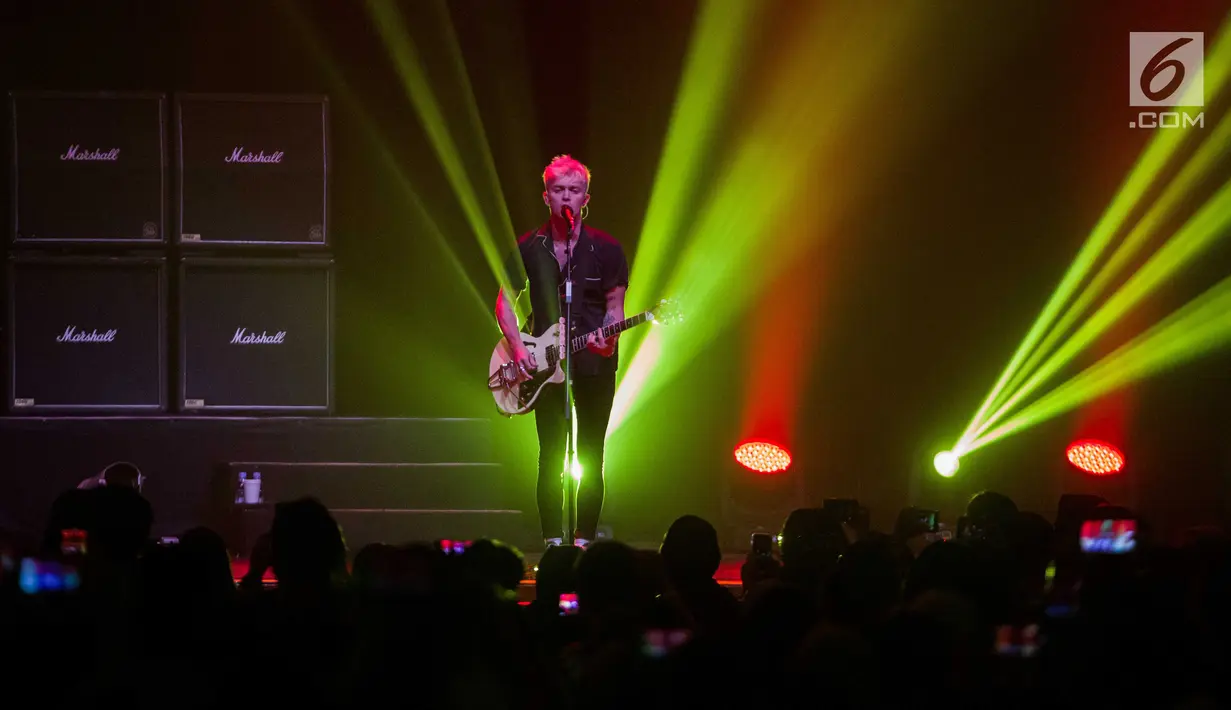 Aksi gitaris grup band asal Inggris The Vamps, James McVey saat tampil dalam konser bertajuk 'The Vamps Four Corners Tour 2019' di Jakarta, Rabu (14/8/2019). The Vamps tampil membawakan sejumlah lagu hits mereka di antaranya All Night, All the Lies, dan Missing You. (Liputan6.com/Faizal Fanani)