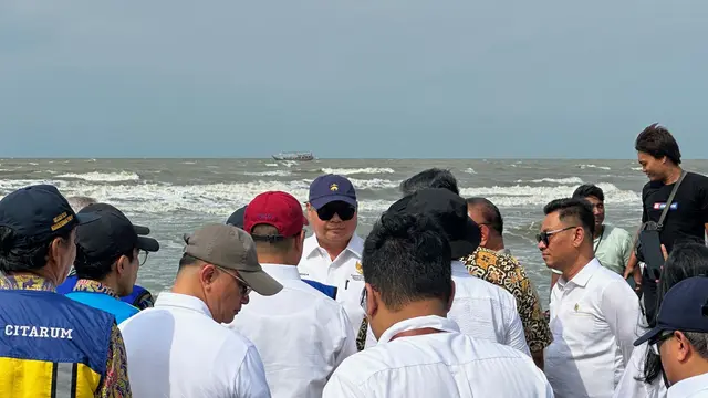 Menteri Koordinator (Menko) Bidang Perekonomian Airlangga Hartarto melakukan peninjauan bendungan penangkal banjir rob di daerah Eretan, Indramayu, Jawa Barat