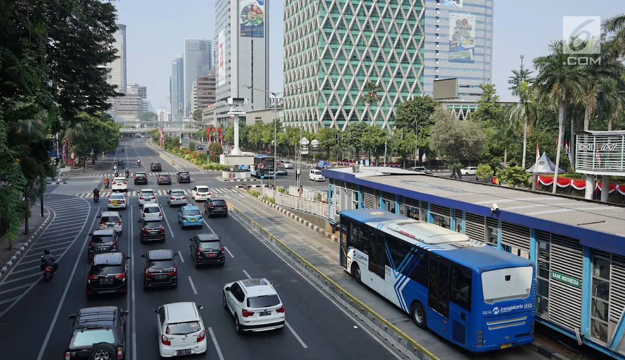 Kendaraan melintas di kawasan MH Thamrin, Jakarta Pusat, Minggu (11/8/2019). Pemprov DKI meniadakan Hari bebas kendaraan atau car free day (CFD) di sepanjang Jalan Jenderal Sudirman hingga Jalan MH Thamrin karena bertepatan dengan Idul Adha. (Liputan6.com/Immanuel Antonius)