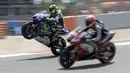 Pebalap Yamaha, Valentino Rossi, melakukan jumping wheelie saat latihan jelang GP Barcelona di Sirkuit Montmelo, Spanyol. (AFP/Josep Lago)