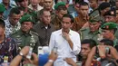 Presiden Jokowi mengunjungi Pameran  Alutsista TNI AD, Jakarta, Rabu (17/12/2014). (LIputan6.com/Faizal Fanani)
