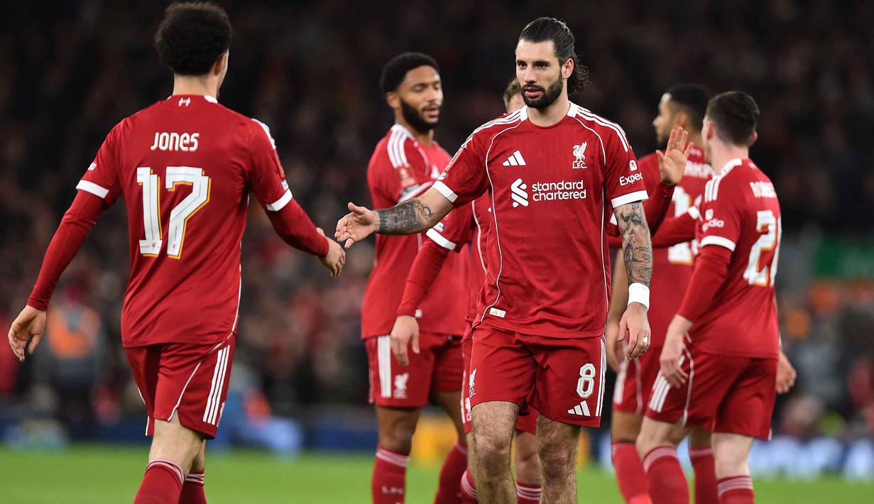 Kemenangan ini sekaligus mengamankan tiket The Reds ke putaran keempat Piala FA Inggris dan dijadwalkan bertemu sesama klub Premier League, Brighton & Hove Albion pada 14 Februari 2026. Tampak dalam foto, gelandang Liverpool asal Hungaria, Dominik Szoboszlai (kanan) merayakan golnya saat pertandingan putaran ketiga Piala FA Inggris melawan Barnsley di Stadion Anfield, pada Senin 12 Januari 2026 waktu setempat atau Selasa (13/1/2026) dini hari WIB. (PETER POWELL/AFP)