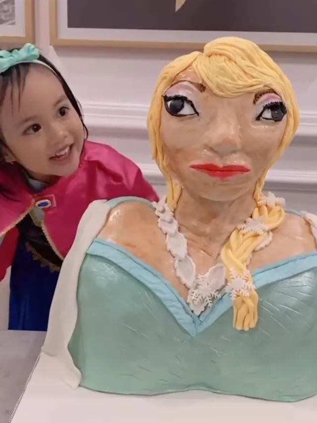 Fitri Tropica memberikan ugly cake untuk anak pertama