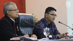 Juru Bicara MK Fajar Laksono (kanan) saat menjelaskan angket KPK di Gedung MK, Jakarta, Kamis (15/2). Putusan Mahkamah Konstitusi (MK) menetapkan KPK dapat menjadi objek angket DPR. (Liputan6.com/Angga Yuniar)