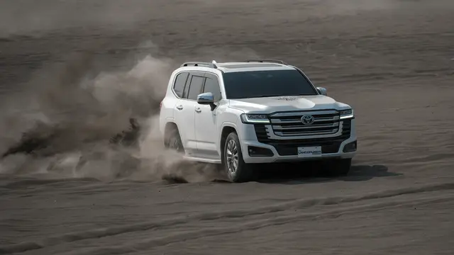 Toyota Land Cruiser 300 Hybrid EV Dijajal ala Rally Dakar (ist)