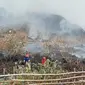 Sejumlah petugas Pemadam Kebakaran di Kabupaten Purwakarta sedang menjinakan si jago merah yang melahap kawasan hutan. Foto (Liputan6.com/Asep Mulyana)