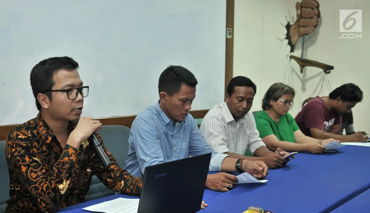 Anggota LBH Jakarta Nelson Simanjuntak (kiri) memberi keteragan terkait putusan bebas dan kriminalisasi warga Pulau Pari oleh Polres Kepulauan Seribu Kantor LBH, Jakarta, Minggu (18/11). (Merdeka.com/ Iqbal S. Nugroho)
