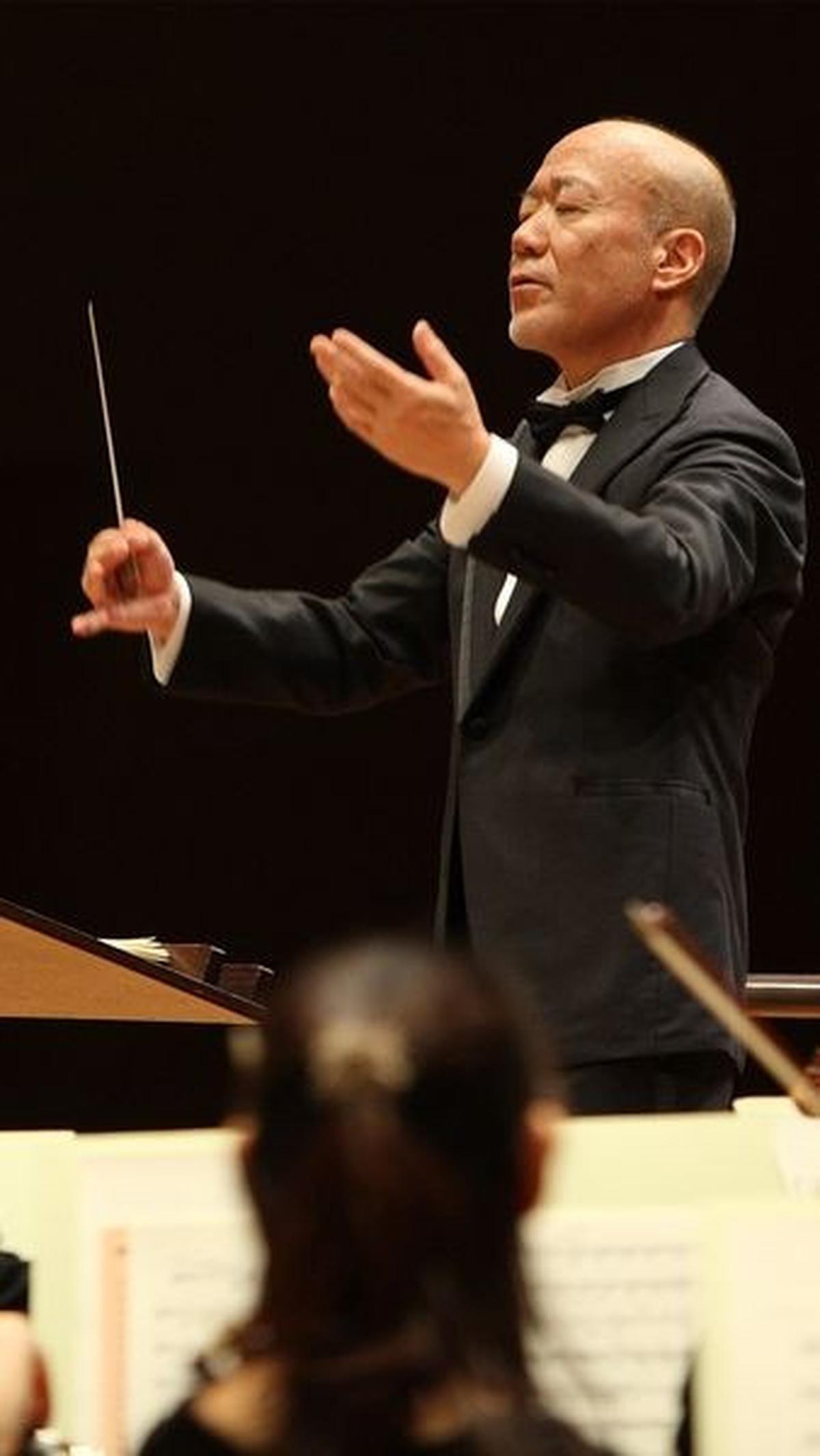 Penggemar fanatik film-film Studio Ghibli tentu familiar dengan sosok Joe Hisaishi. Lahir pada 6 Desember 1950, beliau adalah komposer musik yang mewarnai adegan-adegan cantik di aneka film populer Studio Ghibli dengan alunan melodi yang indah dan terkada