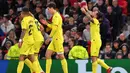 Penyerang Villarreal, Paco Alcacer (kanan) berselebrasi usai mencetak gol ke gawang Manchester United pada pertandingan grup F Liga Champions di stadion Old Trafford, Inggris, Kamis (30/9/2021). Manchester United menang tipis atas Villareal 2-1. (AFP/Anthony Devlin)