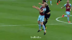Berita video momen striker West Ham United, Andy Carroll, yang mendapat dua kartu kuning karena menyikut. This video presented by BallBall.