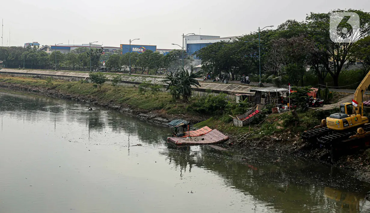 Penyusutan permukaan air KBT terjadi akibat musim kemarau yang berlangsung sejak Juli 2023. (Liputan6.com/Faizal Fanani)
