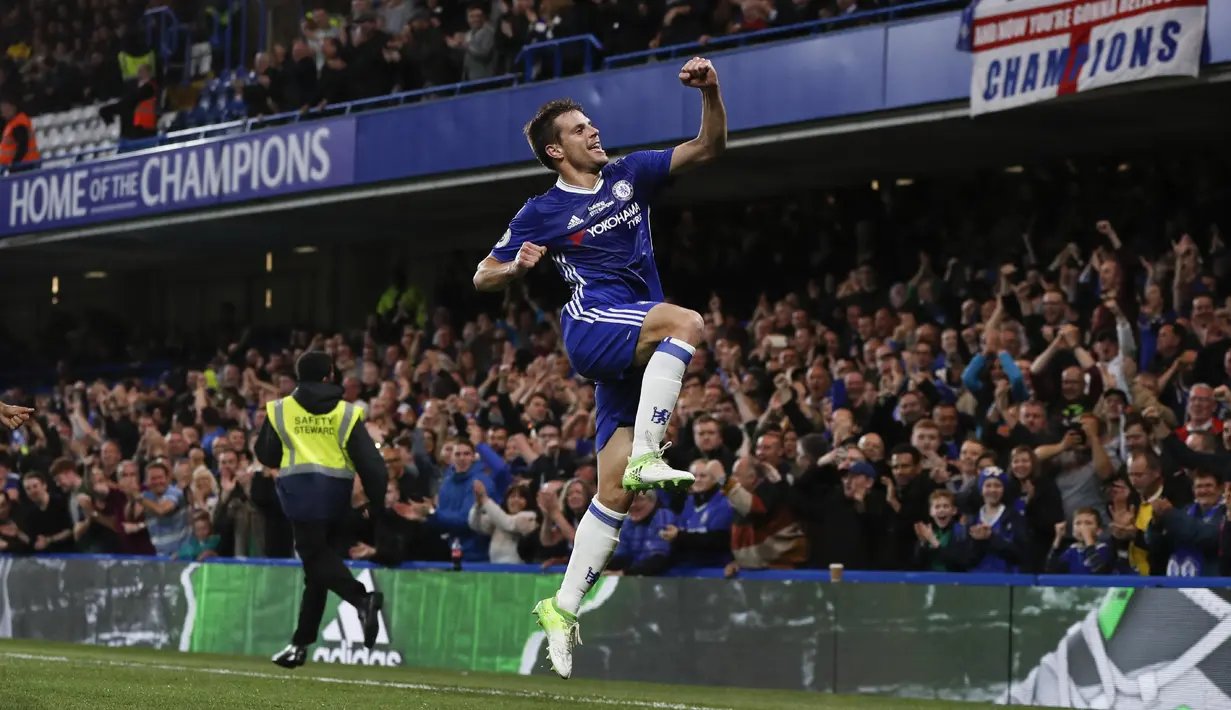 Bek Chelsea asal Spanyol, Cesar Azpilicueta telah tampil sebanyak 47 kali dan mencetak dua gol bersama The Blues selama musim 2016-2017. (AFP/Adrian Dennis)