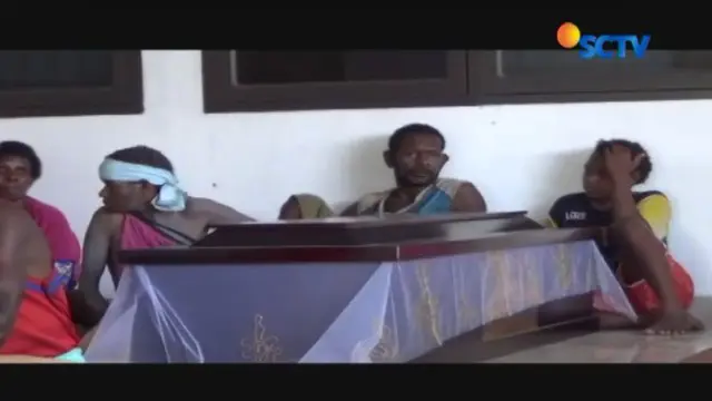 Tolak Autopsi, Keluarga Korban Peluru Nyasar di Papua Tutup Jalan