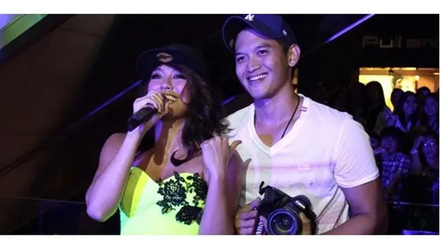 Memiliki paras tampan membuat Rezky kerap digosipkan dengan beberapa artis Indonesia, salah satunua Agnez Mo.