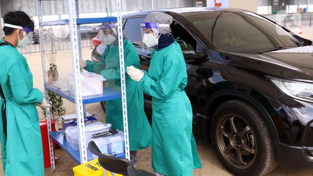 FOTO: Tes PCR dan Antigen Masih Jadi Syarat Beraktivitas