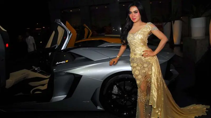 Syahrini dan Lamborghini Aventador