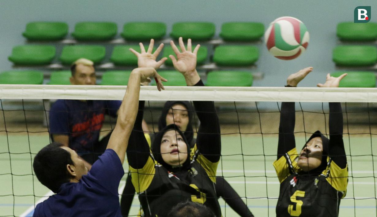 Atlet bola voli duduk Indonesia saat berlatih di Gelora Bung Karno Arena, Jakarta, Kamis (27/9/2018). Latihan tersebut untuk persiapan jelang Asian Para Games 2018. (Bola.com/M Iqbal Ichsan)