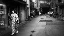 Seorang wanita mengenakan kimono berjalan melewati toko-toko suvenir di Tokyo, (8/3/2020). (AP Photo/Jae C. Hong)