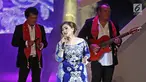 Penyanyi senior Nia Daniaty dalam konser bertajuk 'In Memoriam, Perjalanan Sang Legenda' di Taman Ismail Marzuki (TIM), Jakarta, Kamis (23/11). Nia membawakan lagu milik almarhum Benny Panjaitan, Lagu Cinta Abadi. (Liputan6.com/Herman Zakharia)