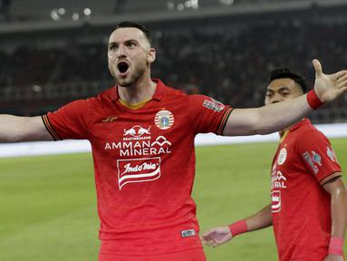 Striker Persija Jakarta, Marko Simic, melakukan selebrasi usai membobol gawang Geylang International FC pada laga uji coba di SUGBK, Jakarta, Minggu, (23/2/2020). Persija Jakarta menang dengan skor 3-1. (Bola.com/M Iqbal Ichsan)