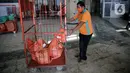 Pekerja membawa paket dan logistik yang akan didistribusikan di Sentral Pengolahan PT Pos Indonesia (Persero), Jakarta, Jumat (15/5/2020). Pengiriman paket via Pos pada H-9 Lebaran 2020 mencapai 1,8 juta barang atau naik 20 persen dibandingkan periode sama tahun lalu. (Liputan6.com/Faizal Fanani)