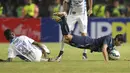 Pemain Arema Cronus, Esteban Vizcarra (kanan), harus jatuh bangun untuk melewati Yanto Basna pada laga final Torabika Bhayangkara Cup di SUGBK, Jakarta, Minggu (3/4/2016). (Bola.com/Nicklas Hanoatubun)