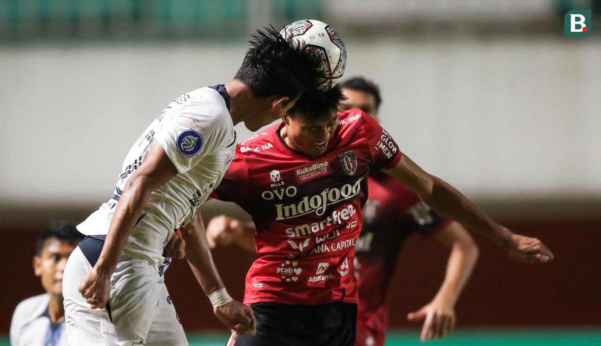 Di sisa waktu pertandingan, Bali United berusaha menekan terus lini pertahanan PSIS. Namun, ketatnya lini pertahanan PSIS Semarang membuat peluang Bali United sia-sia. Hingga laga usai, tak ada gol yang tercipta. (Bola.com/Bagaskara Lazuardi)