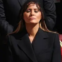 Ulasan aturan berpakaian wanita dalam pemakaman kepausan Gereja Katolik (@elegant_melania_forever)