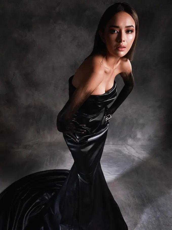 6 Gaya Terbaru Amanda Manopo dengan Tampilan Horor Berkelas Kenakan Gaun Lateks