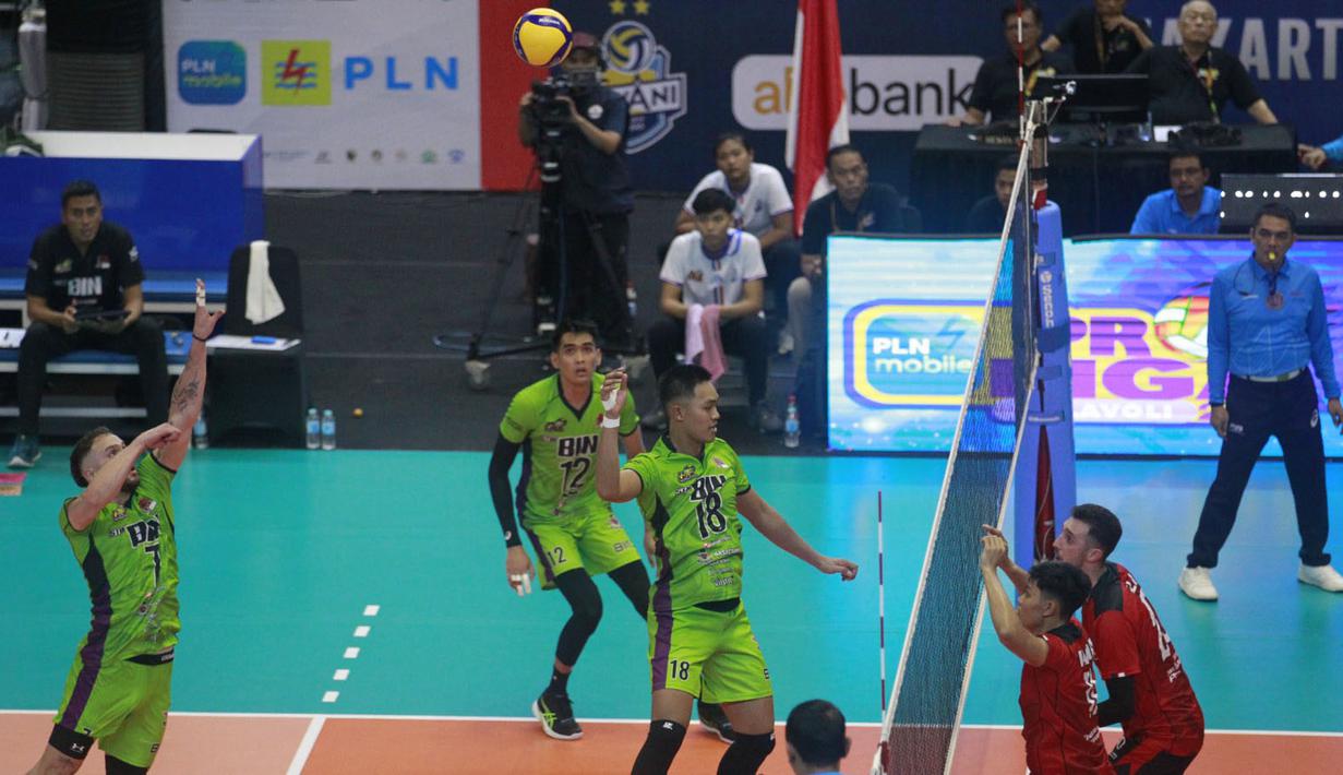 <p>Pemain Jakarta STIN BIN, Pedro Molina (kiri) melompat untuk melepaskan spike saat menghadapi Jakarta Pertamina Pertamax pada laga pekan pertama putaran I PLN Mobile Proliga 2024 di GOR Amongrogo, Yogyakarta, Minggu (28/4/2024). Jakarta STIN BIN menang 3-0 (25-21, 25-23, 25-20). (Dok. PBVSI)</p>