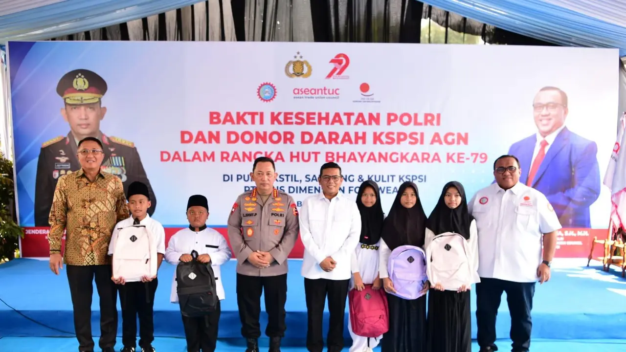 Kapolri Jenderal Listyo Sigit Prabowo melakukan kunjungan kerja ke pabrik sepatu PT Adis Dimension Footwear di Balaraja, Kabupaten Tangerang, Banten, Rabu (2/7/2025).