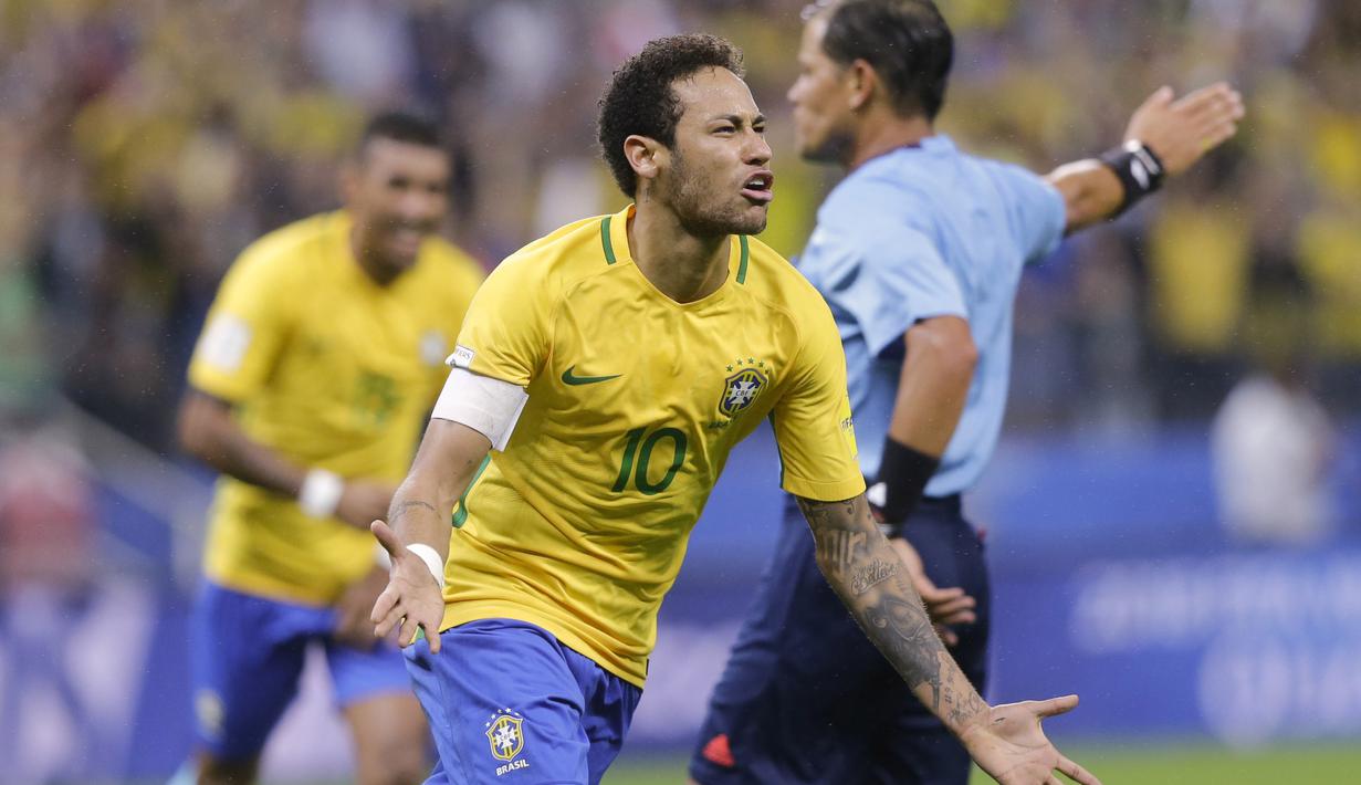 Bintang Brasil, Neymar merayakan golnya ke gawang Paraguay pada babak kualifikasi Piala Dunia 2018 zona CONMEBOL, Neymar telah mencetak enam gol selama babak kualifikasi Piala Dunia 2018 untuk Negaranya.  (AP/Nelson Antoine)