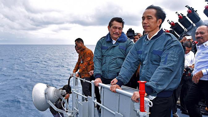 Presiden Joko Widodo (kanan) bersama Menko Polhukam Luhut Panjaitan (kedua kanan) saat berada di atas kapal perang KRI Imam Bonjol 383 di perairan Natuna, Kepulauan Riau, Kamis (23/6). (Foto: Setpres)