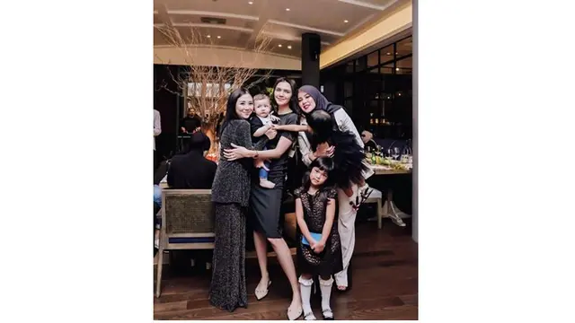 Pesta uang tahun Olla Ramlan ini juga dihadiri oleh sahabat artis lainnya.