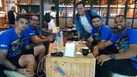 Gustavo Lopez (berkacamata) langsung akrab dengan pemain Arema. (Bola.com/Iwan Setiawan)