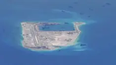 Kapal pengeruk disekitar terumbu karang Fiery Cross Reef di laut Cina selatan, (21/5/2015). Menurut Asia Maritime Transparency Initiative (AMTI) Cina mereklamasi sedikitnya 3 juta meter kubik tanah untuk buat pangkalan Militer. (REUTERS / A.S . Navy)